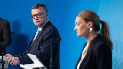 Staatskanzleiminister Dr. Florian Herrmann und Gesundheitsministerin Judith Gerlach während der Pressekonferenz im Prinz-Carl-Palais.