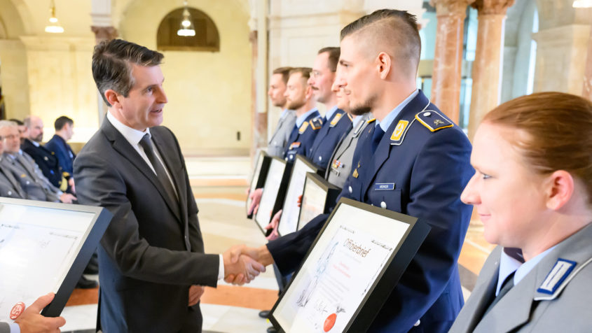 Bei der Verleihung der Offiziersbriefe gratuliert Europaminister Eric Beißwenger den Offiziersanwärterinnen und -anwärter.