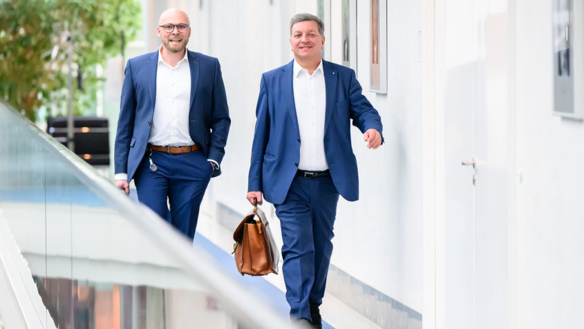 Digitalminister Dr. Fabian Mehring (links) und Verkehrsminister Christian Bernreiter (rechts).