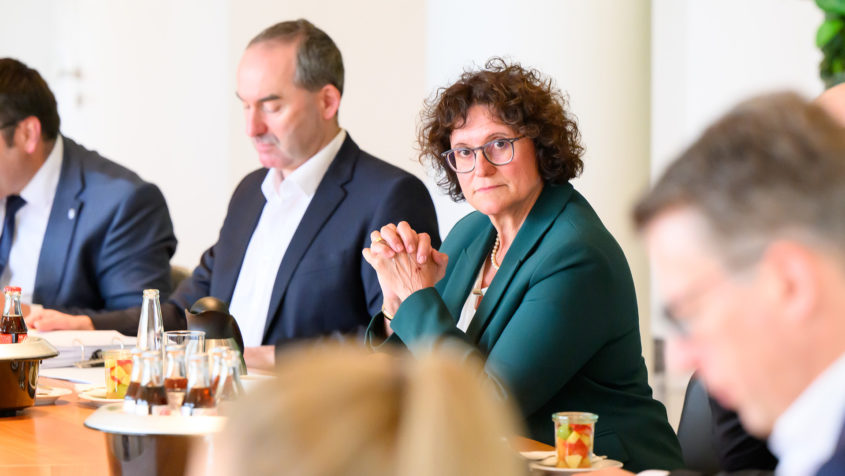 Die Beauftragte der Bayerischen Staatsregierung für Aussiedler und Vertriebene, Petra Loibl, ist zu Gast in der Kabinettssitzung.