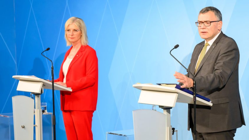 Pressekonferenz mit Sozialministerin Ulrike Scharf (links) und Staatskanzleiminister Dr. Florian Herrmann (rechts).